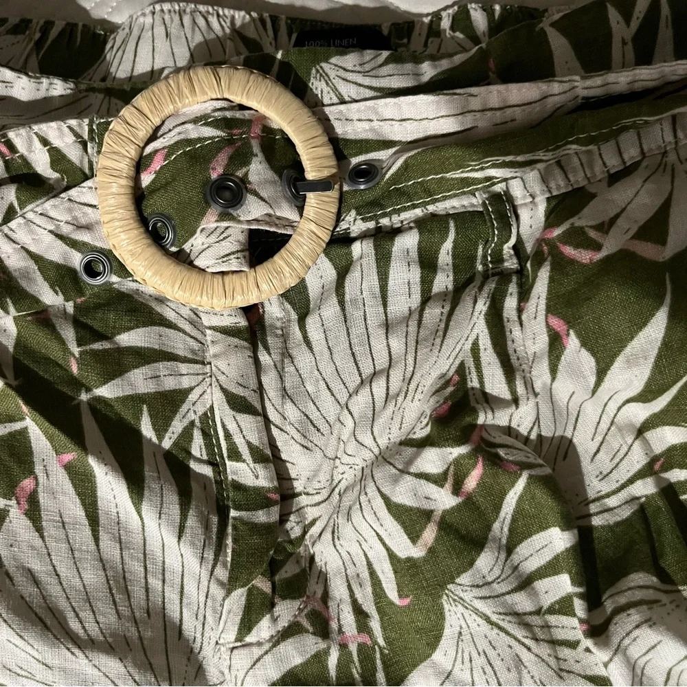 Tahari Linen Print Belted Shorts Size Large